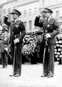 Le Roi Lopold III et son frre Charles, au Soldat Inconnu, le 11 novembre 1935